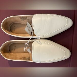 Cream Colored Women’s Slip On Flats.  Size 8. NWT
